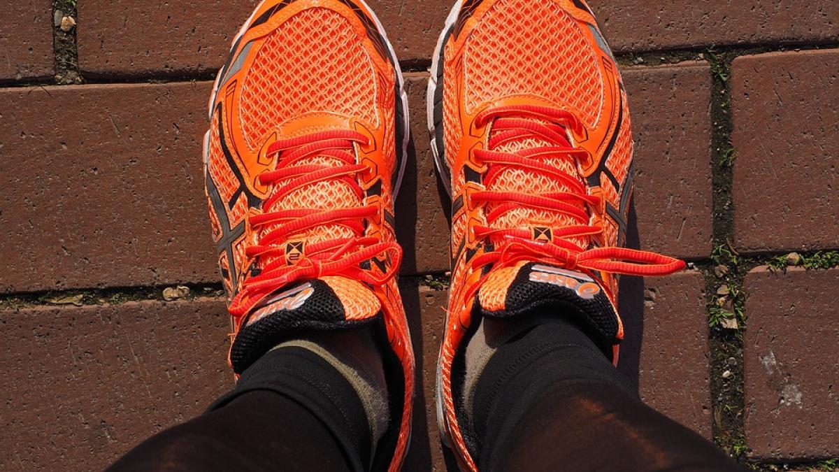 de ce pantofii de alergat au o gaura de sireturi in plus video