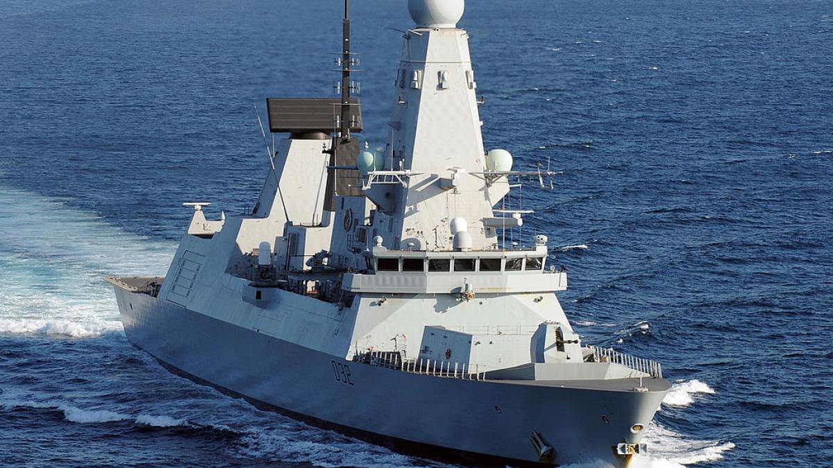 doi militari romani vor comanda cel mai puternic distrugator britanic