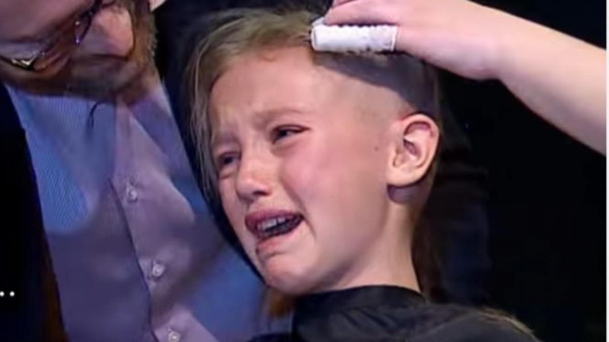 fetita a fost scoasa pe o scena si rasa total pe cap in timp ce tatal ei o privea cum plange