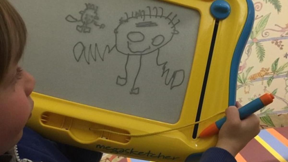 o jucarie banala i a salvat viata acestui baiat ce a desenat micutul