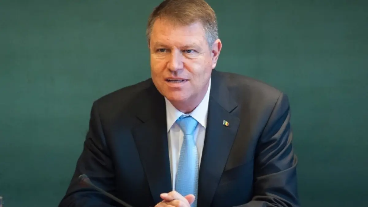presedintele klaus iohannis i a decorat pe gimnastii catalina ponor larisa iordache si marian