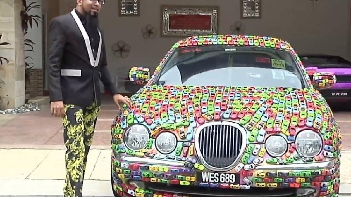 un barbat si a acoperit masina cu 4 600 de machete