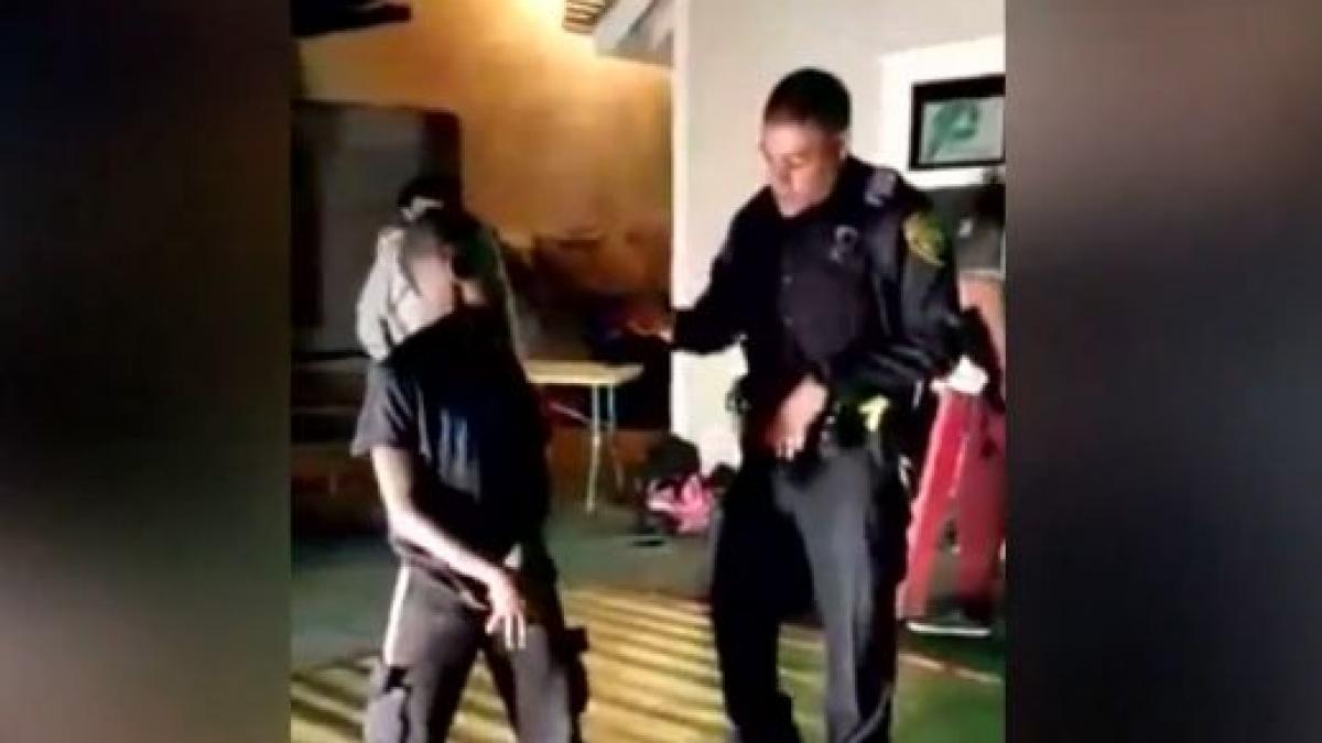 vecinii au chemat politia sa opreasca o petrecere galagioasa insa ce a facut politistul cand a