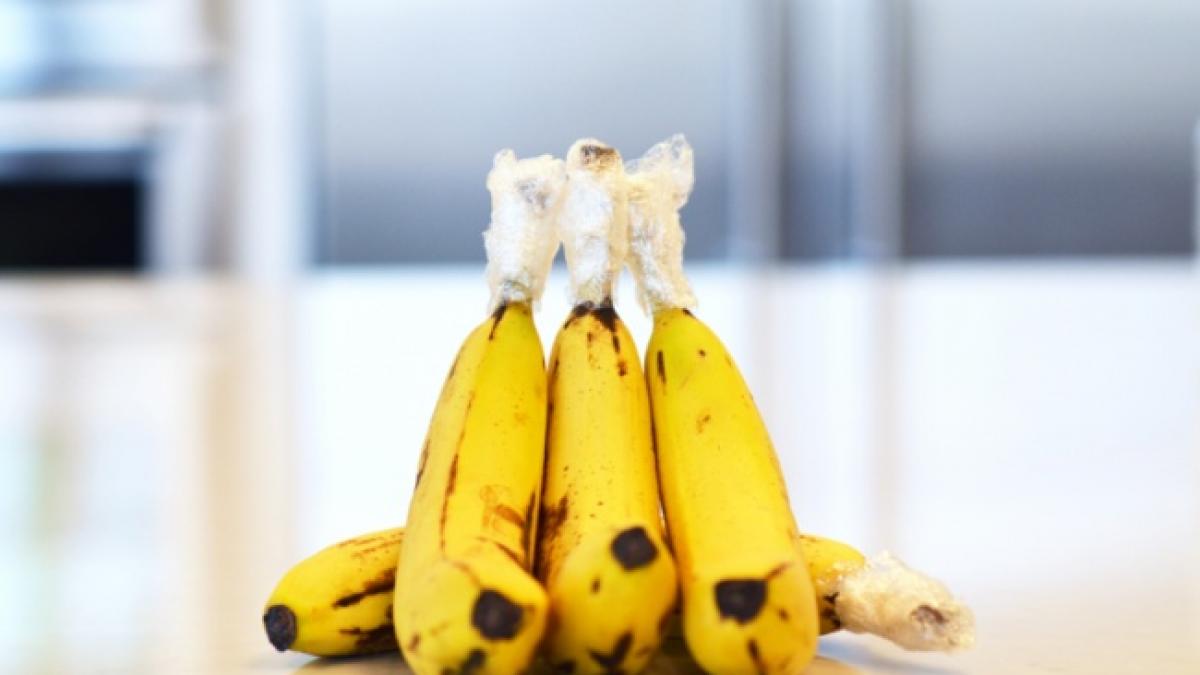 a invelit coditele bananelor in folie alimentara si le a pus la frigider vei incerca si tu trucul