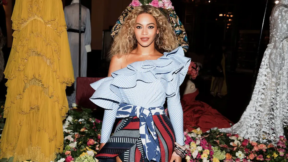 beyonce ofera burse de studiu tinerelor care nu se tem sa gandeasca diferit ce crede michelle obama