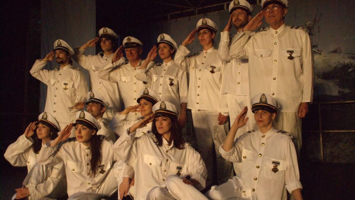 marionete uriase parade vals step si muzica lautareasca in deschiderea stagiunii estivale a