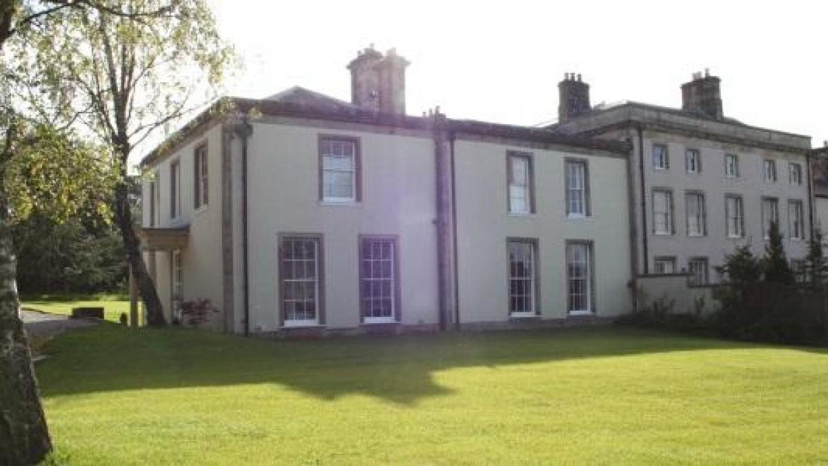 un englez a ajuns sa vanda o vila cu 2 lire sterline la licitatie video