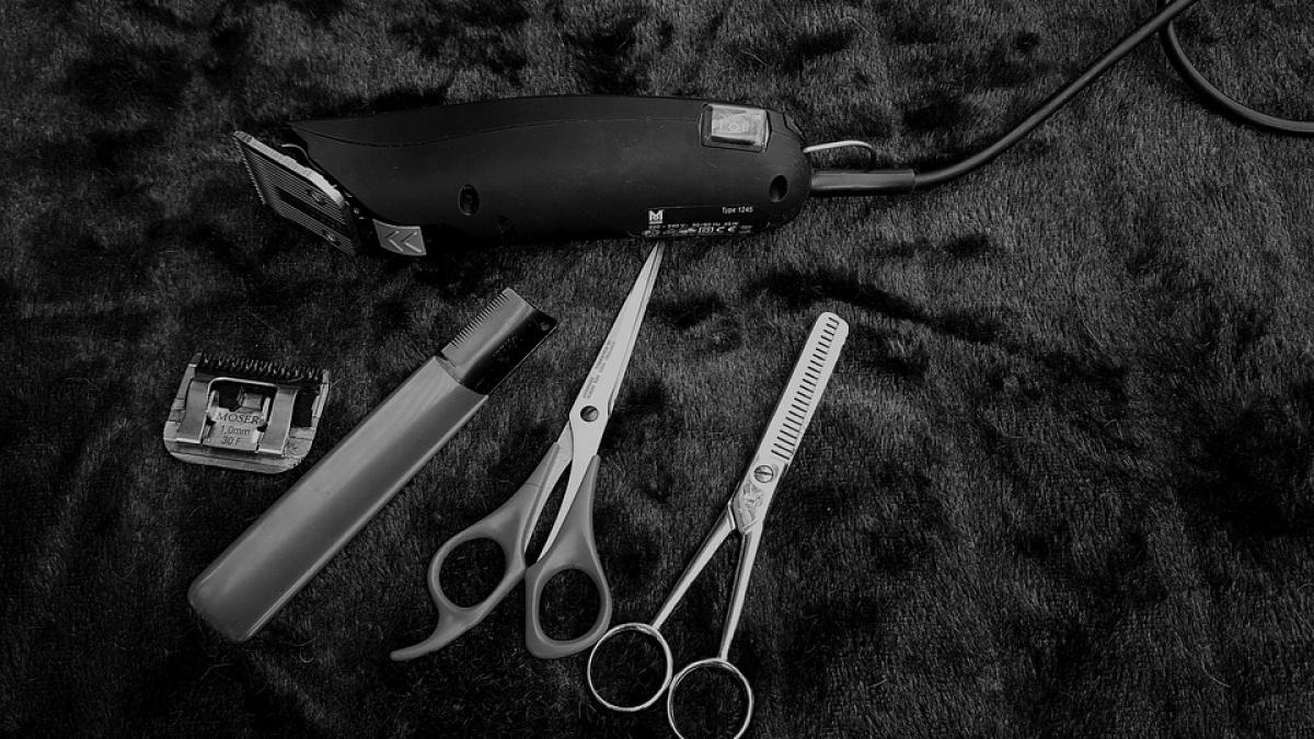 frizer amenintat cu pistolul de o femeie ce greseala facuse barbatul