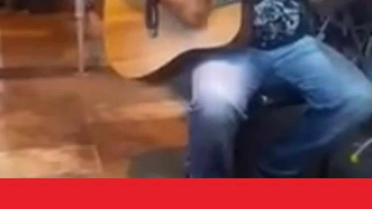 un muzician stradal se hotarase sa renunte la aceasta ocupatie cand a vazut cine il asculta s a