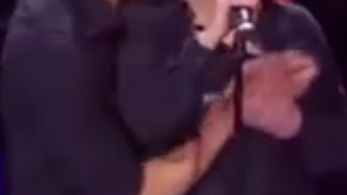 canta intr un show tv cand un dansator a inceput sa o pipaie peste tot s a oprit ce a urmat este