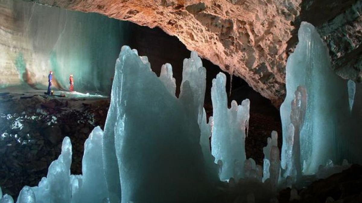 descoperire de proportii in pestera scarisoara unde se afla cel mai mare ghetar subteran din lume