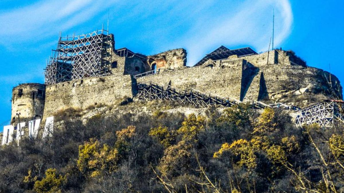 fotografia care i a fost fatala s a urcat pe zidurile cetatii deva si a cazut in gol