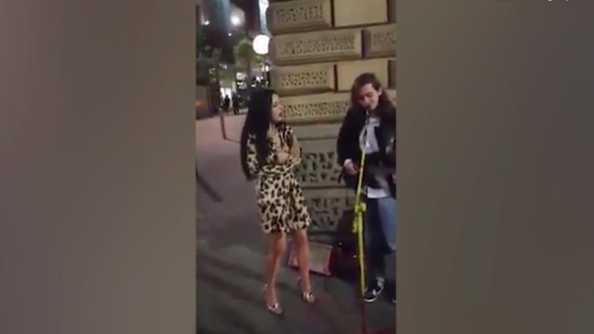 o cantareata i s a alaturat unui muzician de pe strada iar ce a urmat a uimit toti trecatorii video