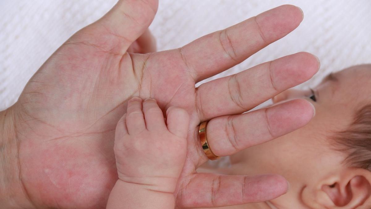 o mama romanca a vrut sa si vanda copilul pentru 20 000 de euro