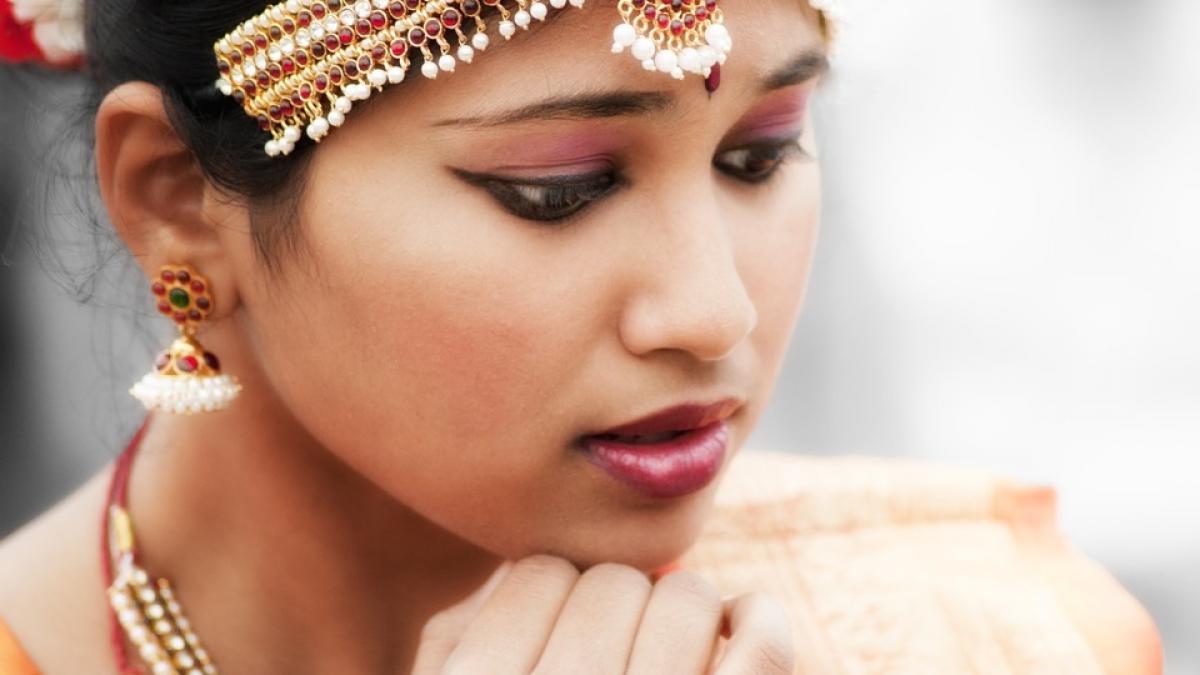 sute de mirese din india au primit cate o bata pentru a se apara de soti cine le a oferit acest dar