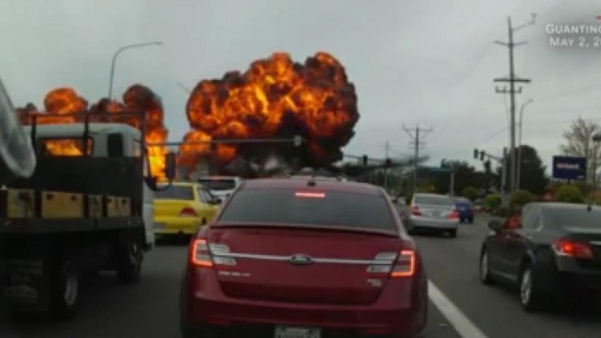 imagini infioratoare un avion se prabuseste si ia foc in apropierea unei autostrazi din sua