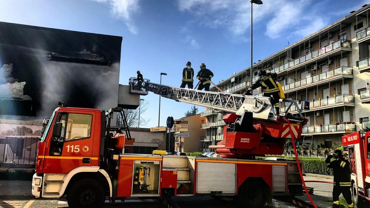 interventie dificila pentru pompieri doi zugravi au ramas blocati la etajul 11