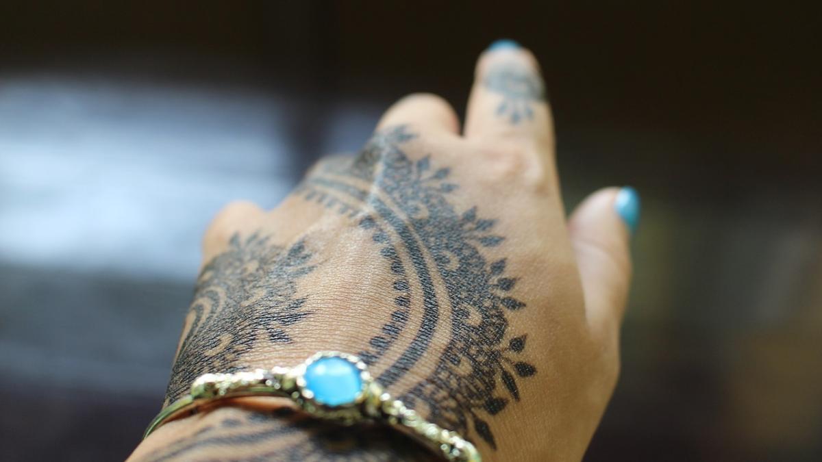 a vrut sa si faca un tatuaj temporar cu henna dar va ramane cu cicatrici toata viata ce s a