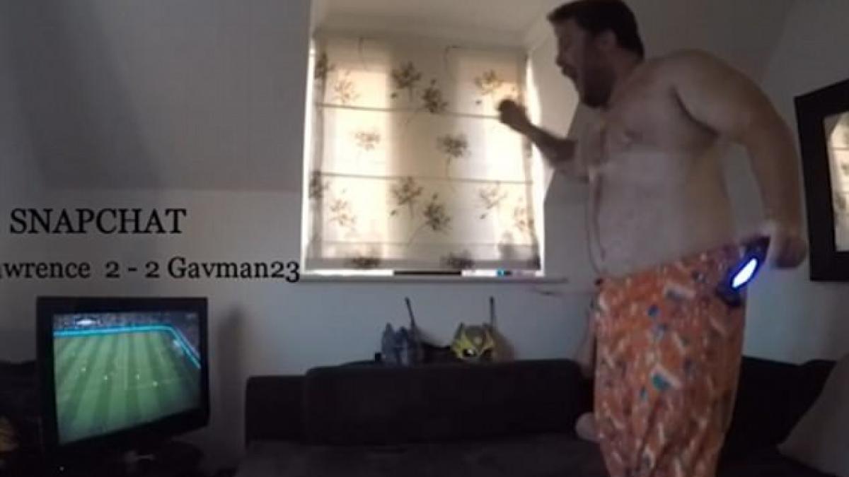 reactia fabuloasa a unui barbat dupa ce a pierdut la fifa 17 prietenul lui a ramas cu gura cascata