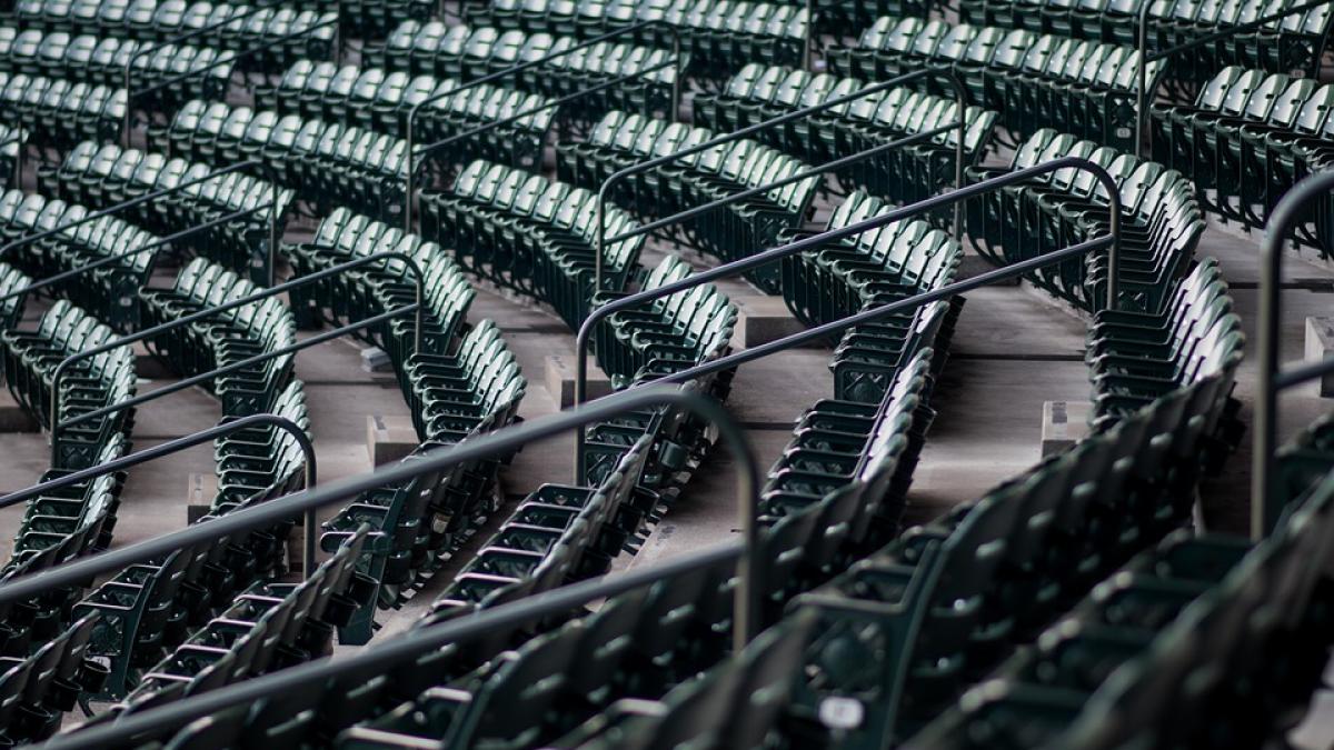 un barbat a fost gasit spanzurat in tribunele unui stadion parchetul a deschis dosar penal