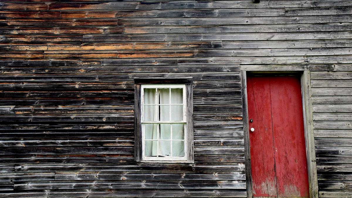 a vrut sa renoveze casa dar a incremenit cand a scos semineul statea acolo de 120 de ani