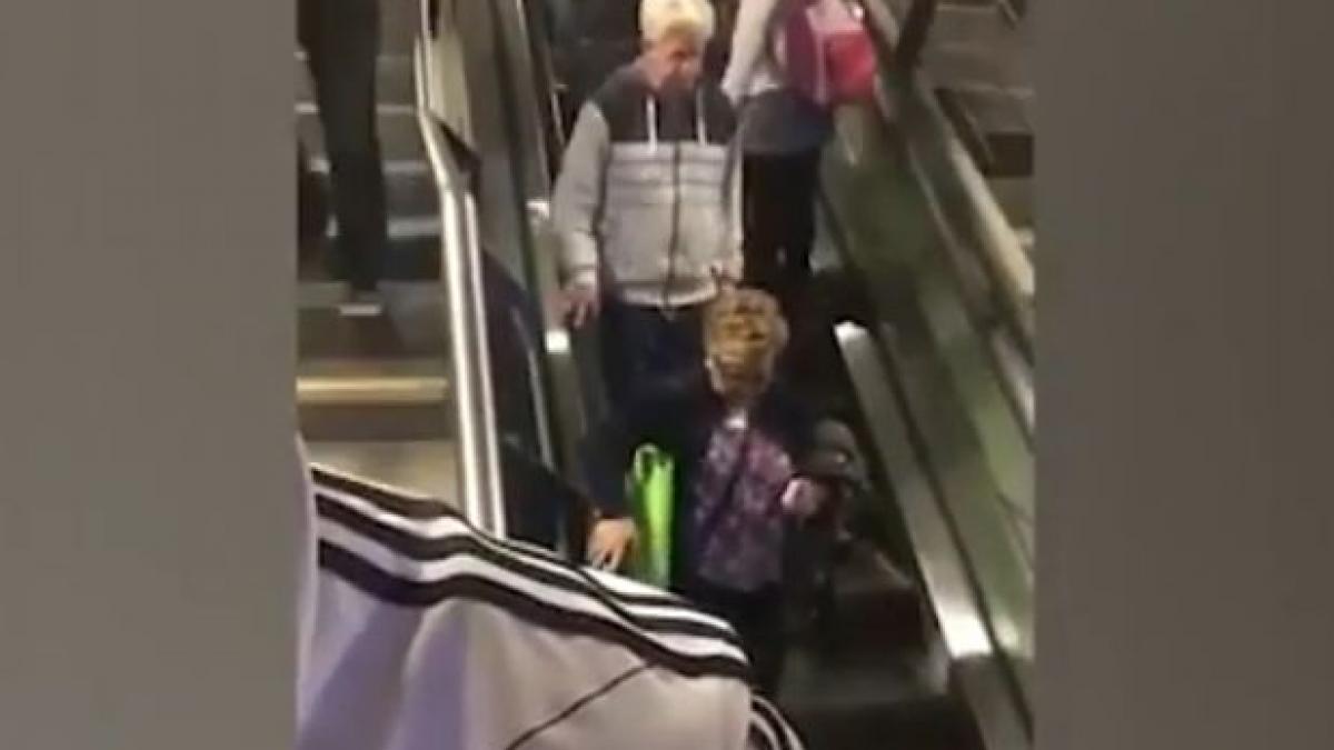 ce se intampla cand un cuplu in varsta incearca sa coboare treptele unei scari rulante care