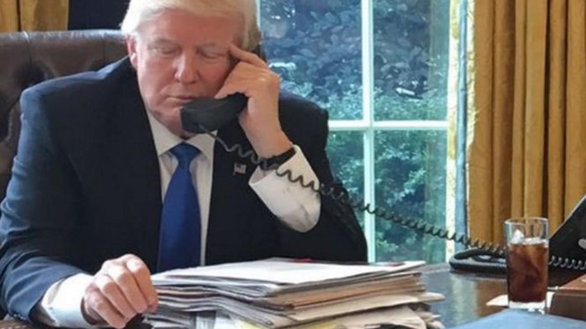 donald trump are un buton rosu pe masa din biroul oval ce se intampla cand il apasa