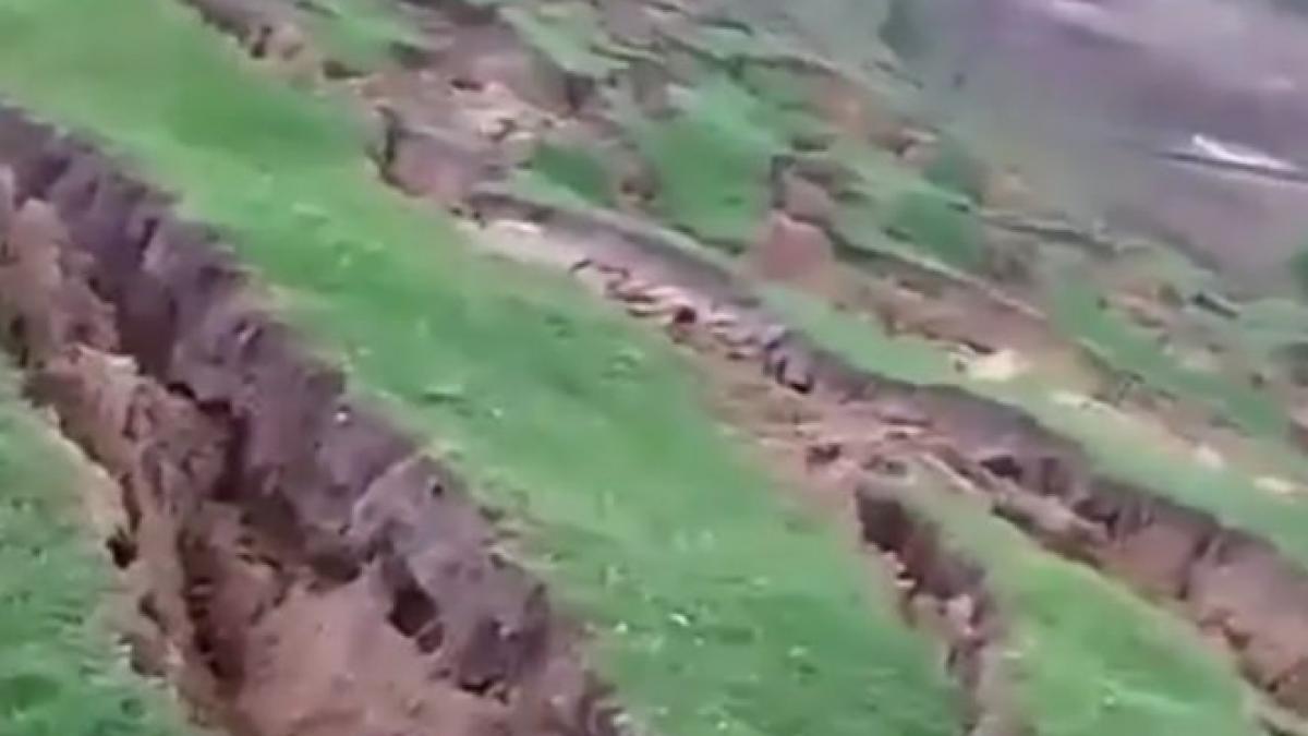 alunecari de teren intr un sat din vaslui oamenilor le e frica sa nu si piarda casele