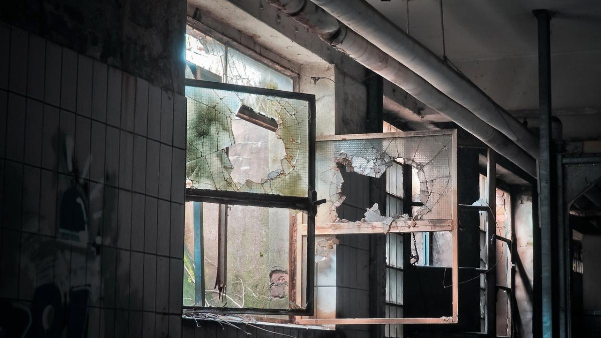 descoperire macabra a unor muncitori din moldova ce au gasit intr un depozit dezafectat