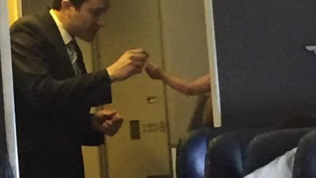 cea mai impresionanta fotografie de pe internet gestul acestui barbat a inlacrimat mii de oameni