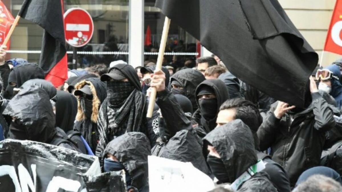 141 de persoane retinute in urma protestelor din paris de dupa alegerile prezidentiale din franta