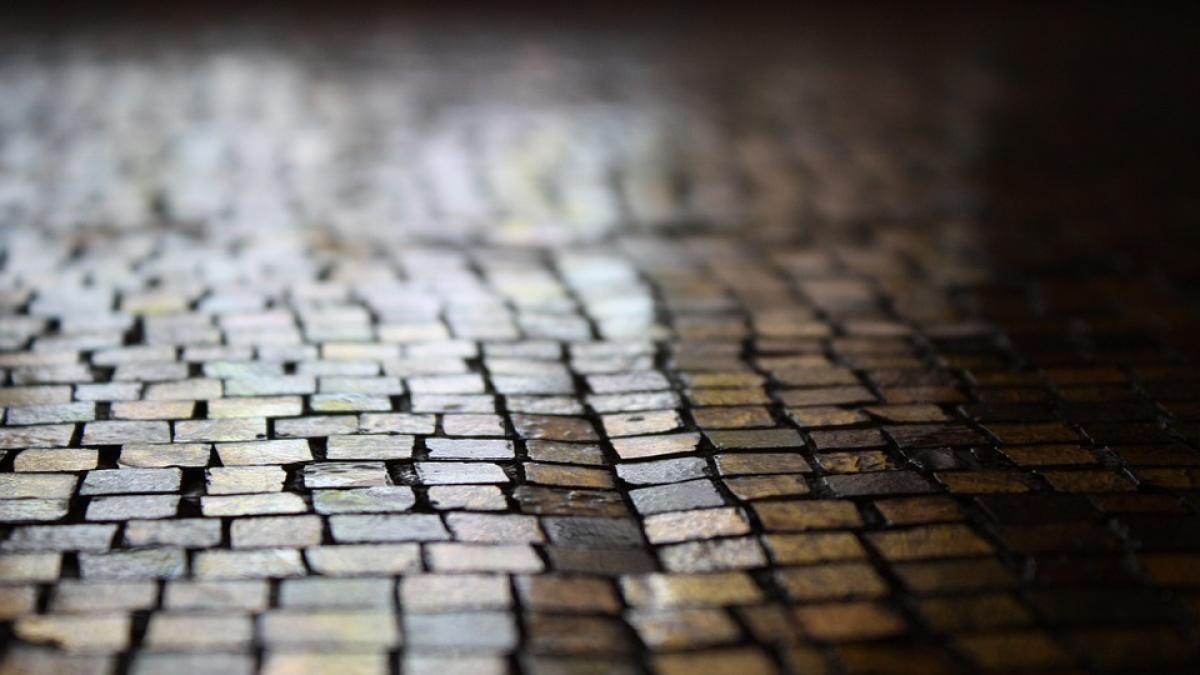 o mama cu copilul in brate a cazut pe o alee abrupta spre cabinetul medicului de familie