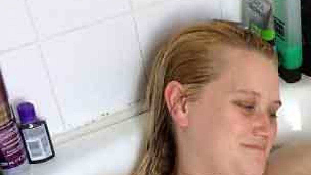 o mama de 26 de ani a postat pe net poze intime in timp ce isi alapta copilul in cada ce a urmat