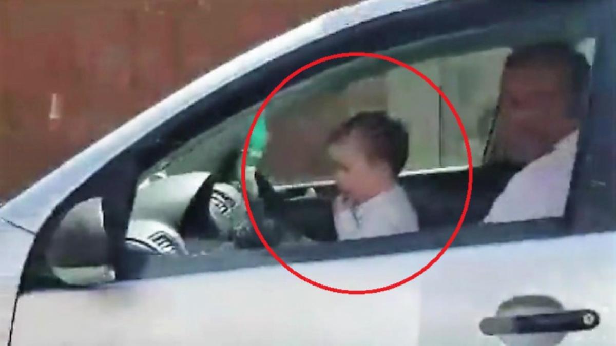 video imagini incredibile la sibiu un sofer si a pus bebelusul sa conduca masina in plin trafic