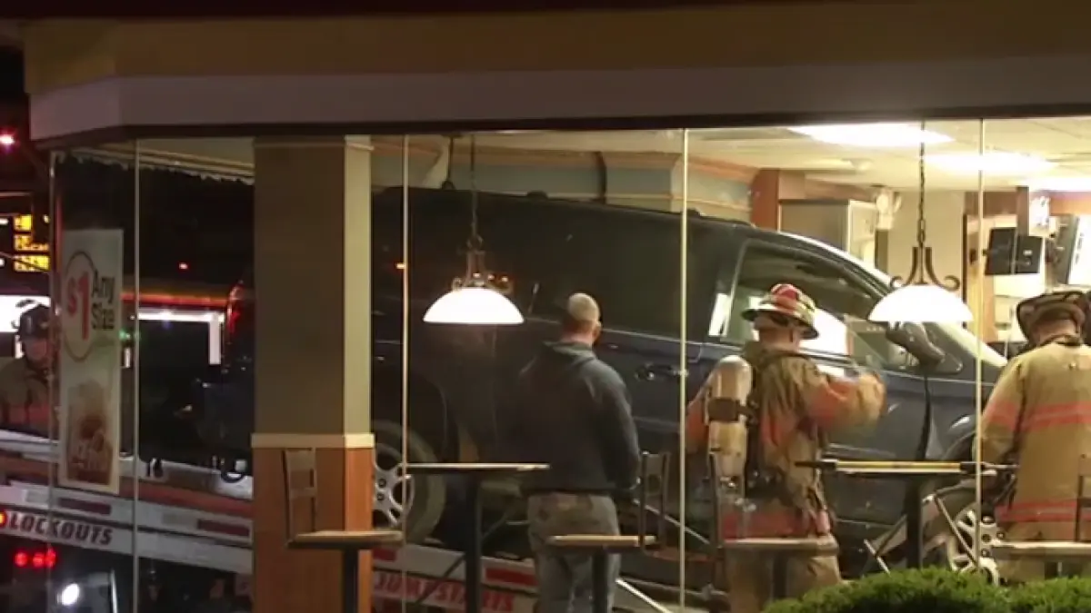 a confundat frana cu acceleratia o soferita a intrat cu masina intr un restaurant fast food