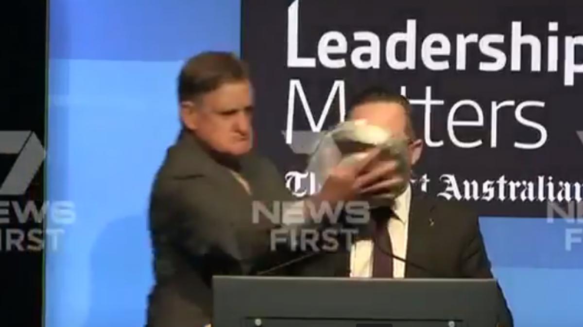 directorul unei mari companii aviatice a primit o placinta in fata video