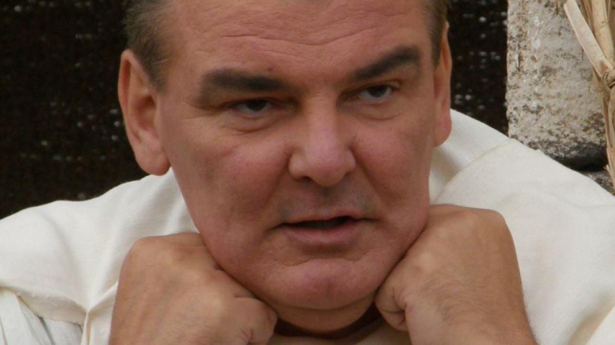 drama pentru un membru al trupei divertis de noua luni de zile sta pe drumuri