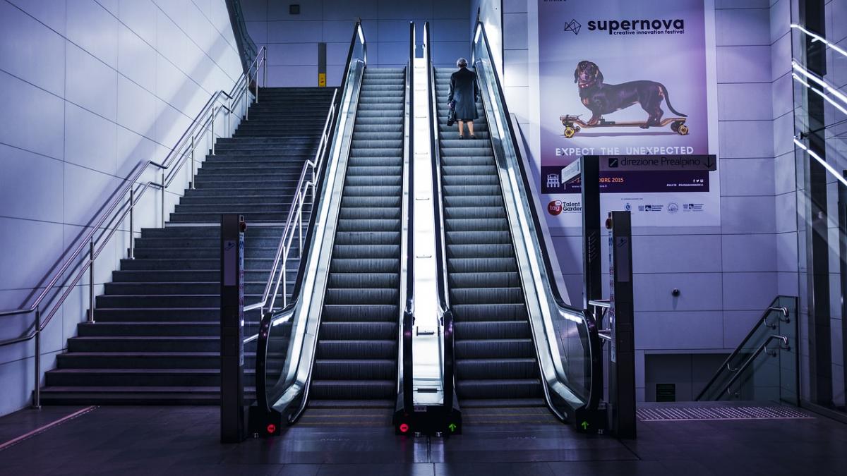 imagini cumplite surprinse de camerele de supraveghere se juca pe scarile rulante cand deodata i a