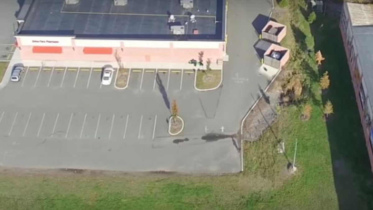 si a urmarit sotia cu drona iar imaginile l au marcat pe viata ce facea femeia intr o parcare video