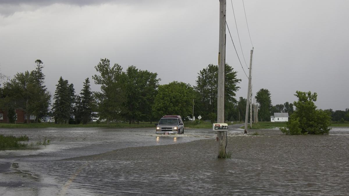 viitura puternica pe un drum national tone de noroi au facut prapad in gospodariile oamenilor