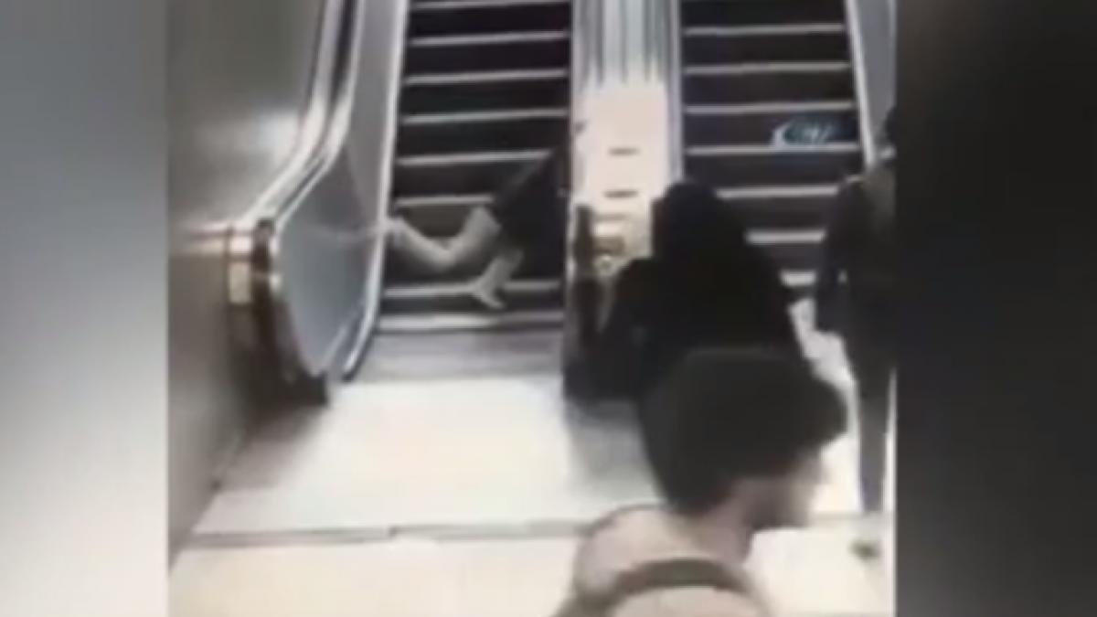 a ramas cu picioarele blocate intr o scara rulanta cum a reusit un baietel sa ajunga in aceasta