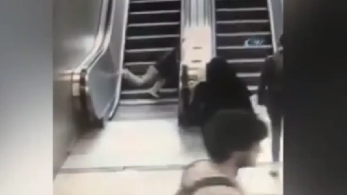 a ramas cu picioarele blocate intr o scara rulanta cum a reusit un baietel sa ajunga in aceasta