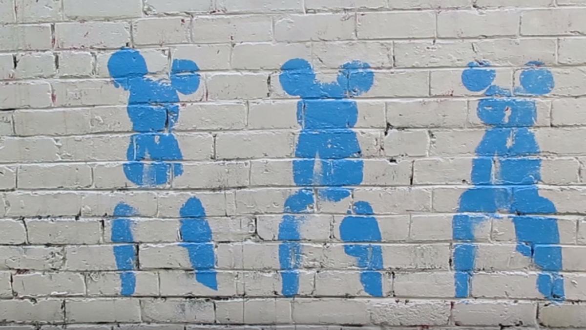 o tanara si a transformat trupul in pensula picteaza cladirile inalte din orase video