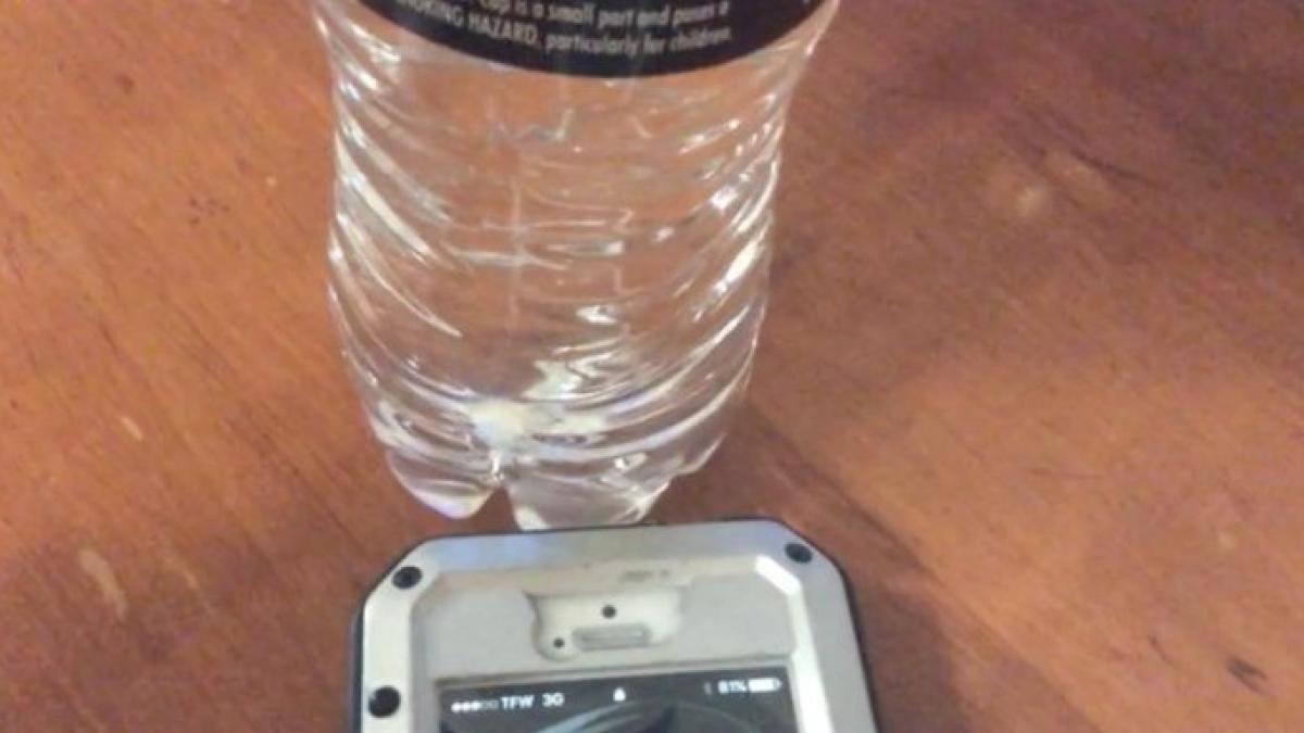 si a pus sticla cu apa pe telefonul mobil intreaga zi motivul total uimitor i a schimbat viata