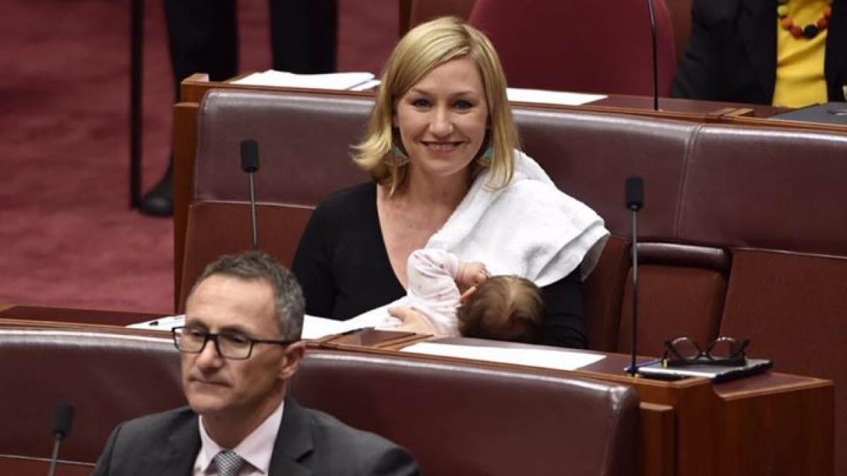 un bebelus de doua luni scrie istorie in parlamentul australiei imaginile au devenit virale pe