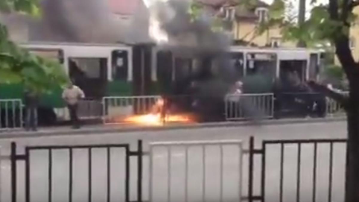 momente de panica un tramvai a luat foc in plina strada video