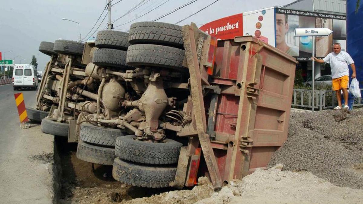 o basculanta cu pietris s a rasturnat la salonta mai multi pietoni au fost raniti un elicopter