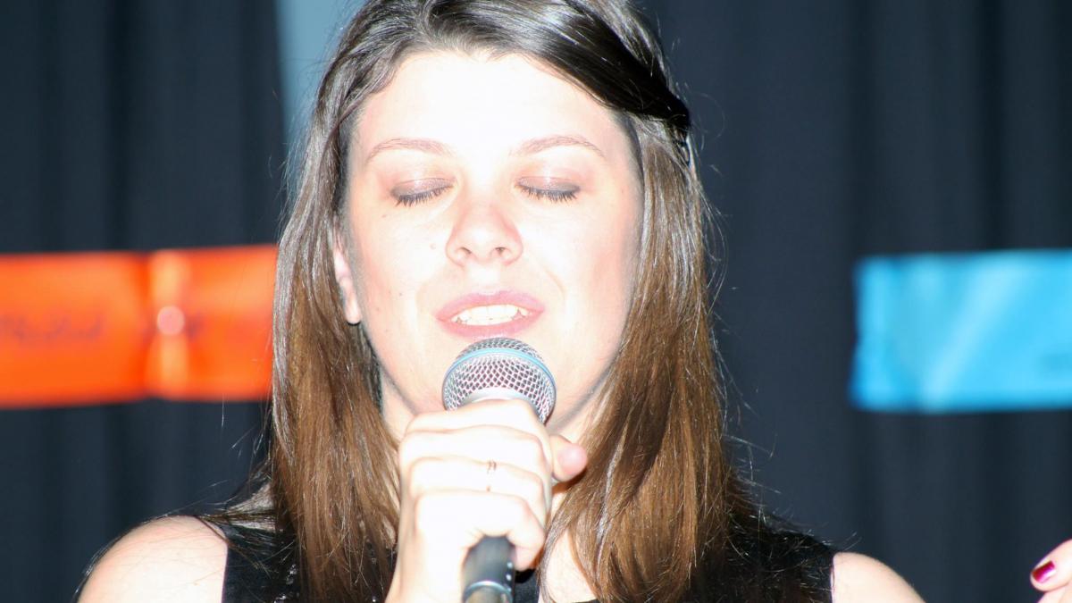 o romanca in carti pentru a castiga un show de talente din spania