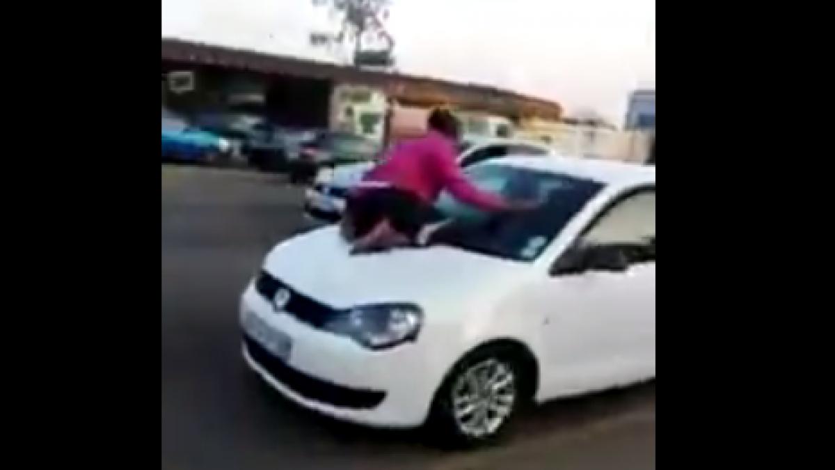 reactie socanta in trafic ce a facut o femeie dupa ce si a prins sotul cu alta femeie video