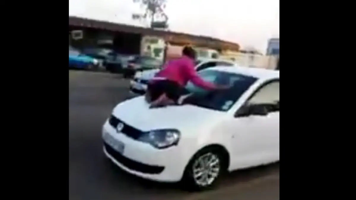 reactie socanta in trafic ce a facut o femeie dupa ce si a prins sotul cu alta femeie video